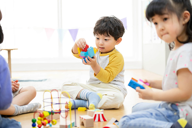 ブロックで遊ぶ子ども